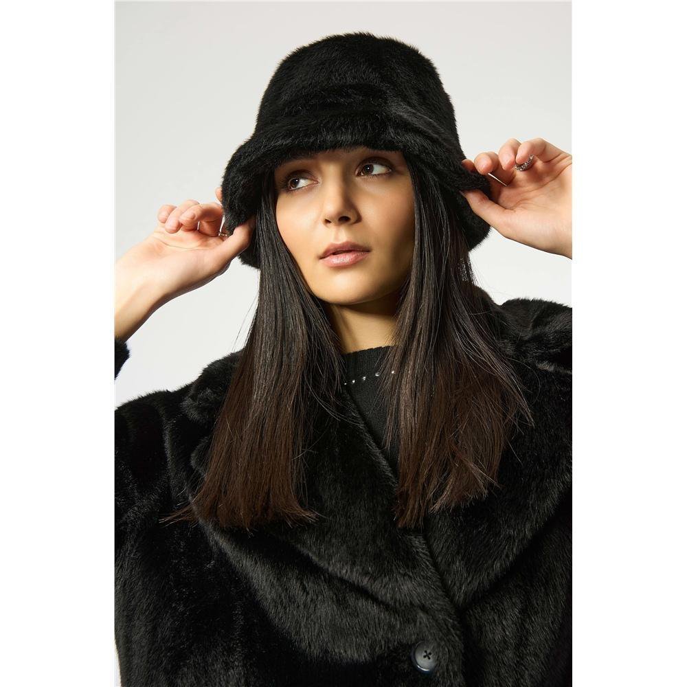 Un chapeau en fausse fourrure noire de style rétro-chic qui offre une protection élégante contre le froid. 