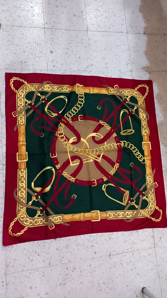 Silk scarf vintage fiha darba sghira 3alker fi 3 ème photo mta3 broche 