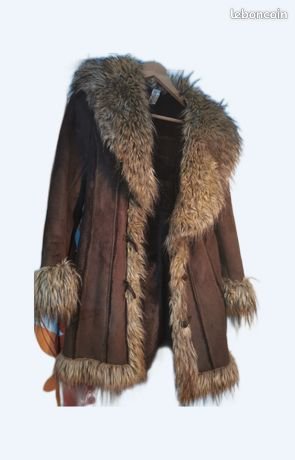 Manteau  marron avec des bordures en fausse fourrure. 