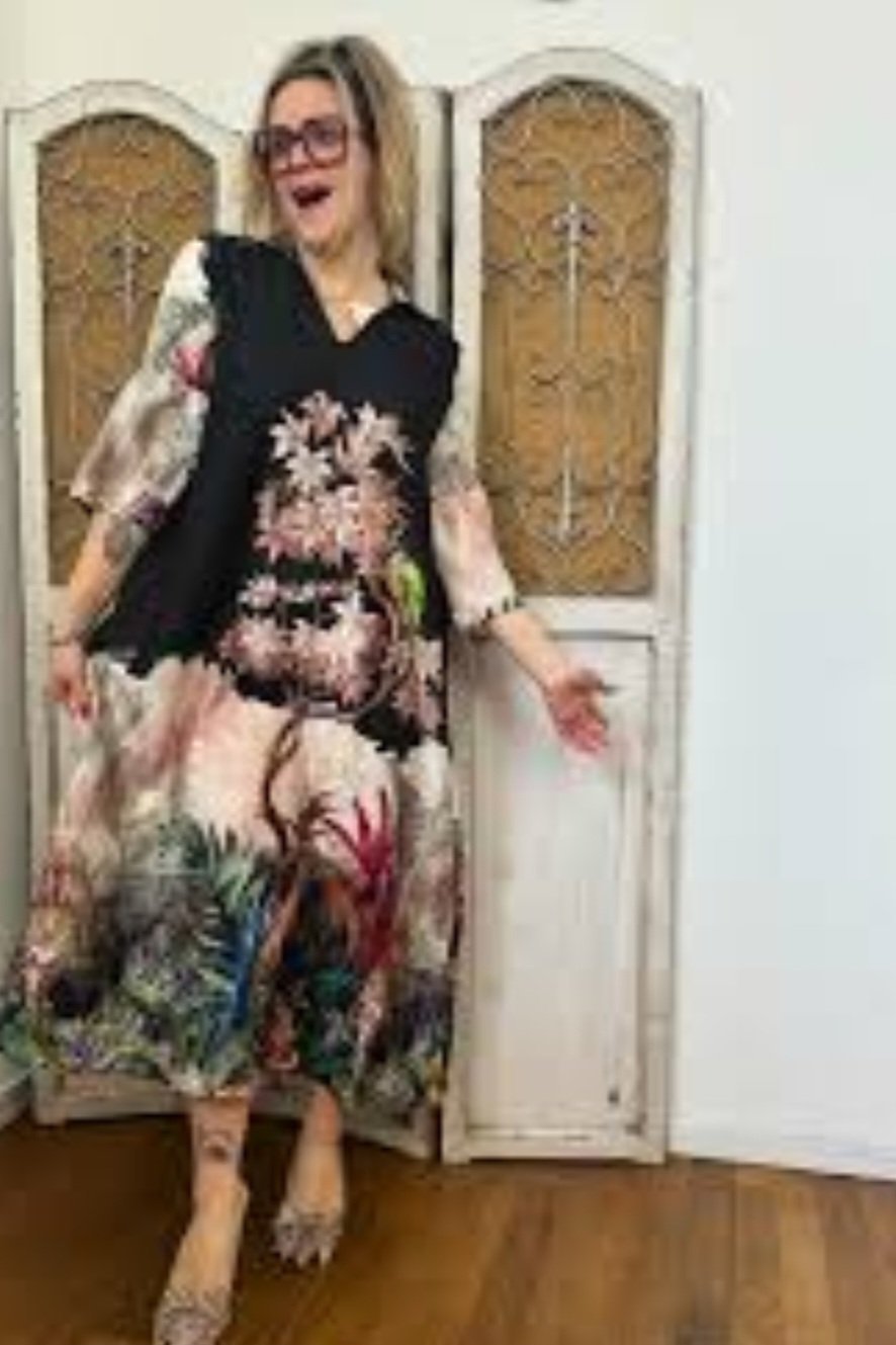  Robe longue noire présente un motif paysager exotique avec des arbres et des oiseaux.