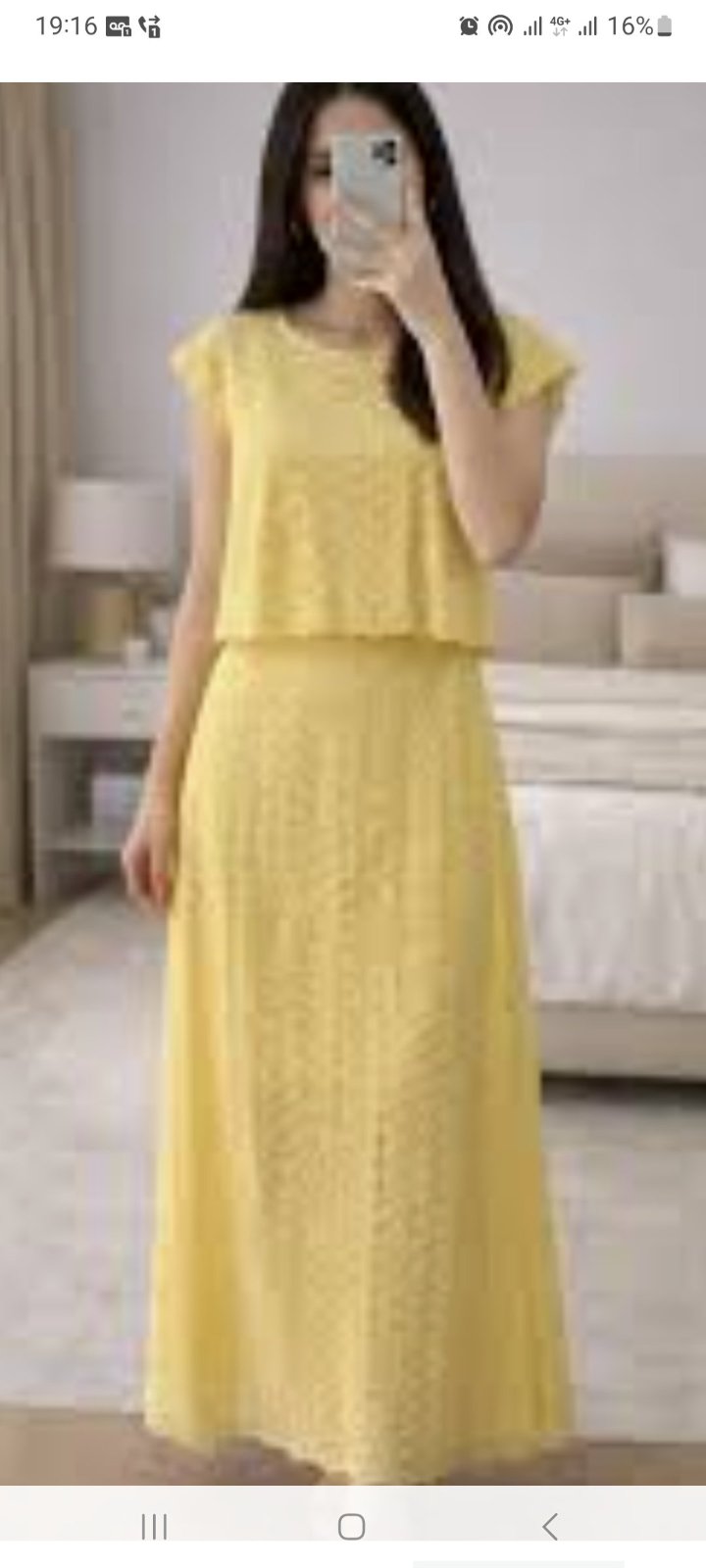 Une robe midi jaune sans manches à superposition de dentelle avec un corsage en dentelle florale démontable forme pull et une jupe fluide