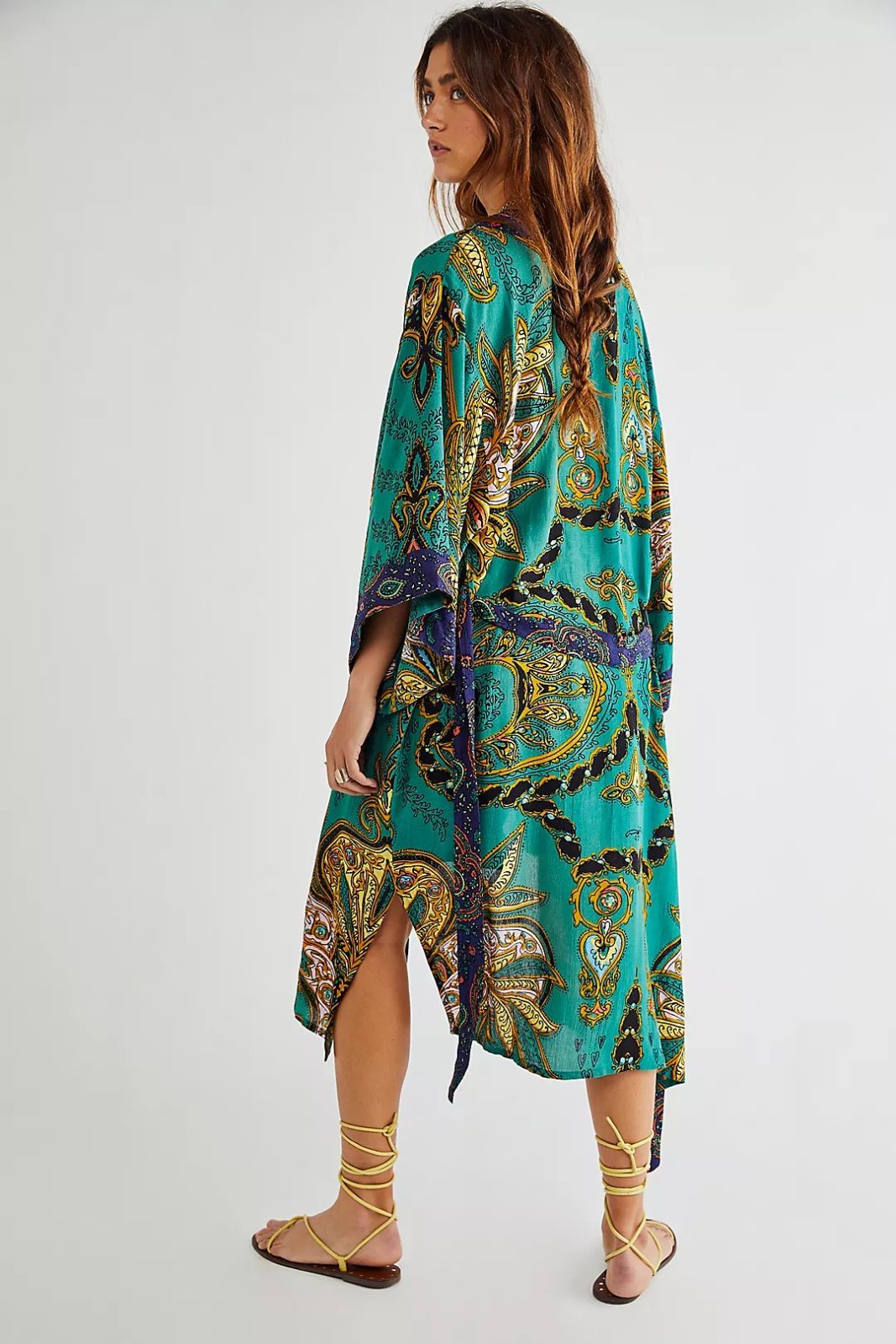 Kimono Free People "Charmer Paisley Print" se distingue par son imprimé cachemire audacieux dans des tons turquoise et or