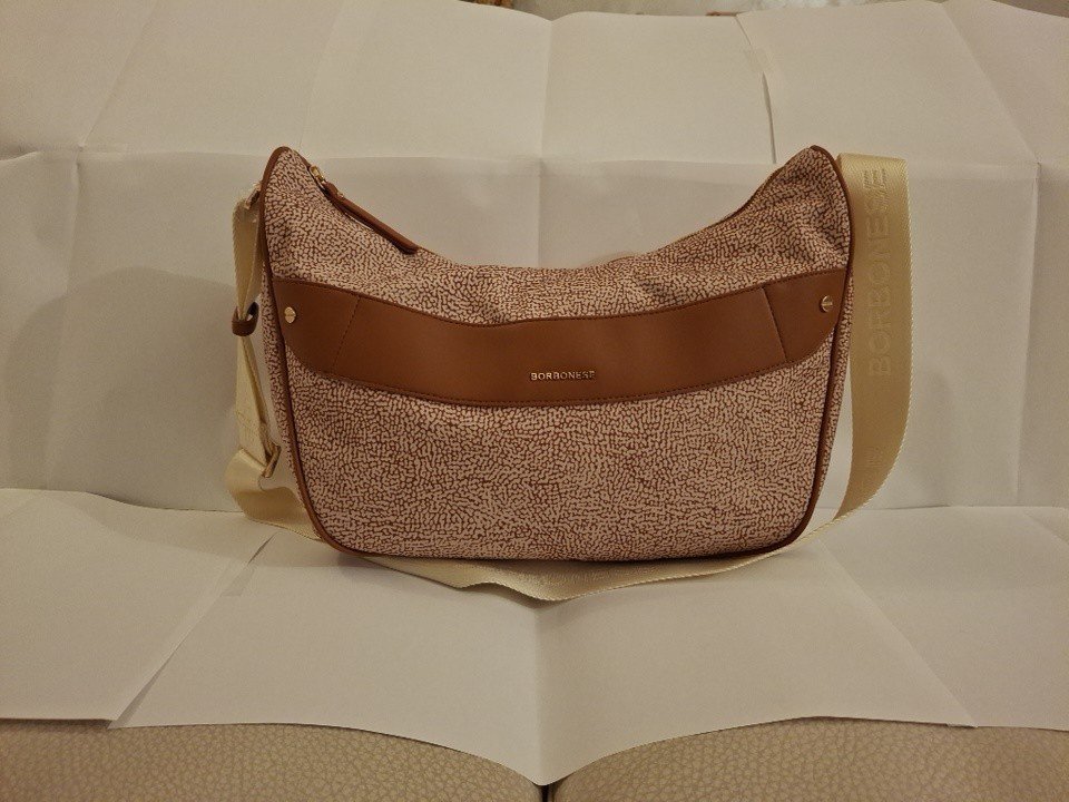 Un sac à épaule Borbonese en nylon recyclé avec l'imprimé emblématique « Oeil de Perdrix », des finitions en cuir rouge et une bandoulière en ruban logotypé. 