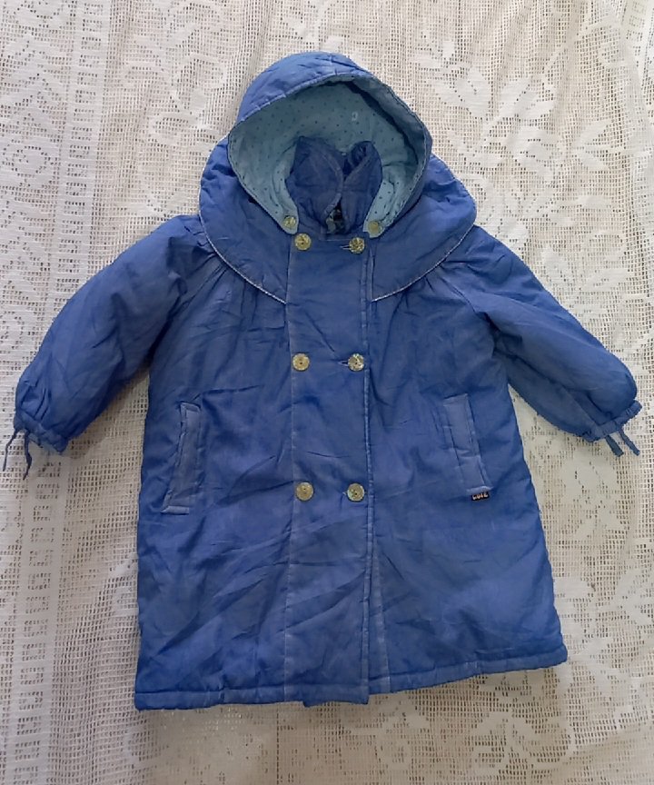 un manteau d'hiver bleu pour enfant