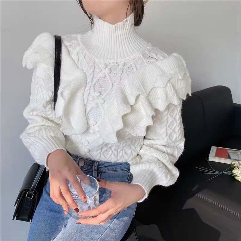 Un pull en maille câblée à volants de la marque Beams, similaire au modèle Beams Heart ou Beams Plus. 