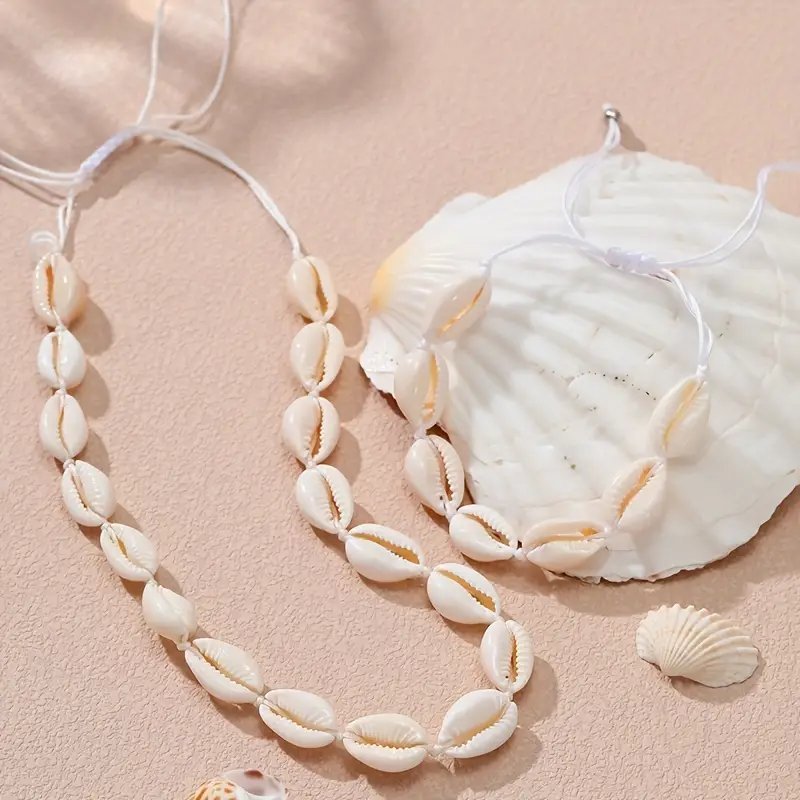 Colliers bohèmes en coquillages cauris blancs sont montés sur un cordon beige ajustable.