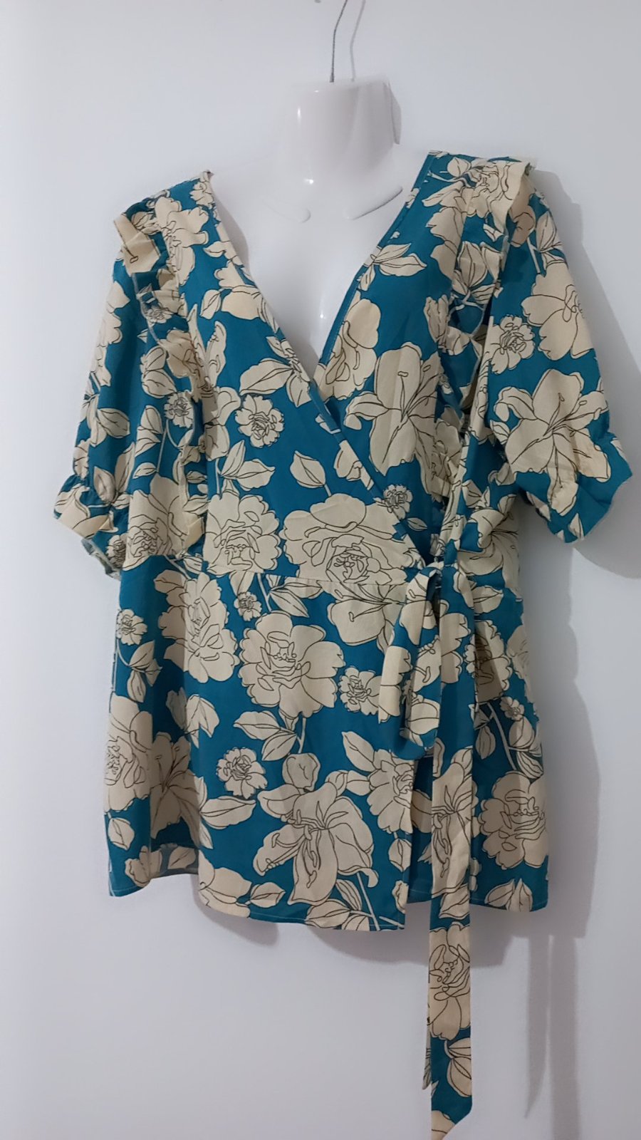 Robe portefeuille bleu canard Grace & Mila VELORA présente un imprimé floral crème et une ceinture à nouer