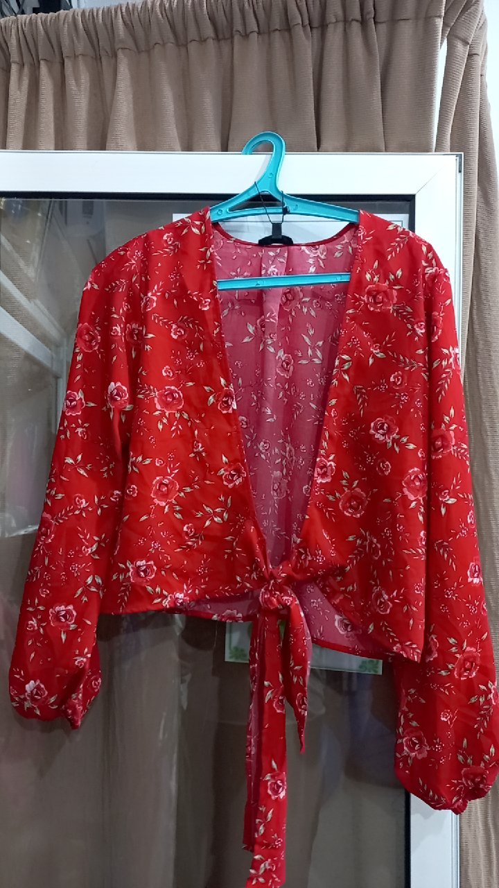 Un haut rouge de la marque Dynamite à manches longues et nœud avant. 