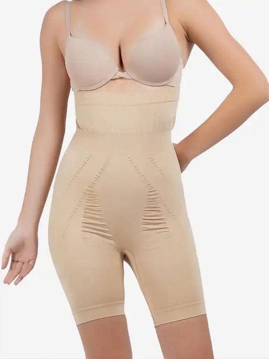 Body sculptant beige offre un maintien ferme avec un short taille haute pour lisser le ventre et affiner les cuisses