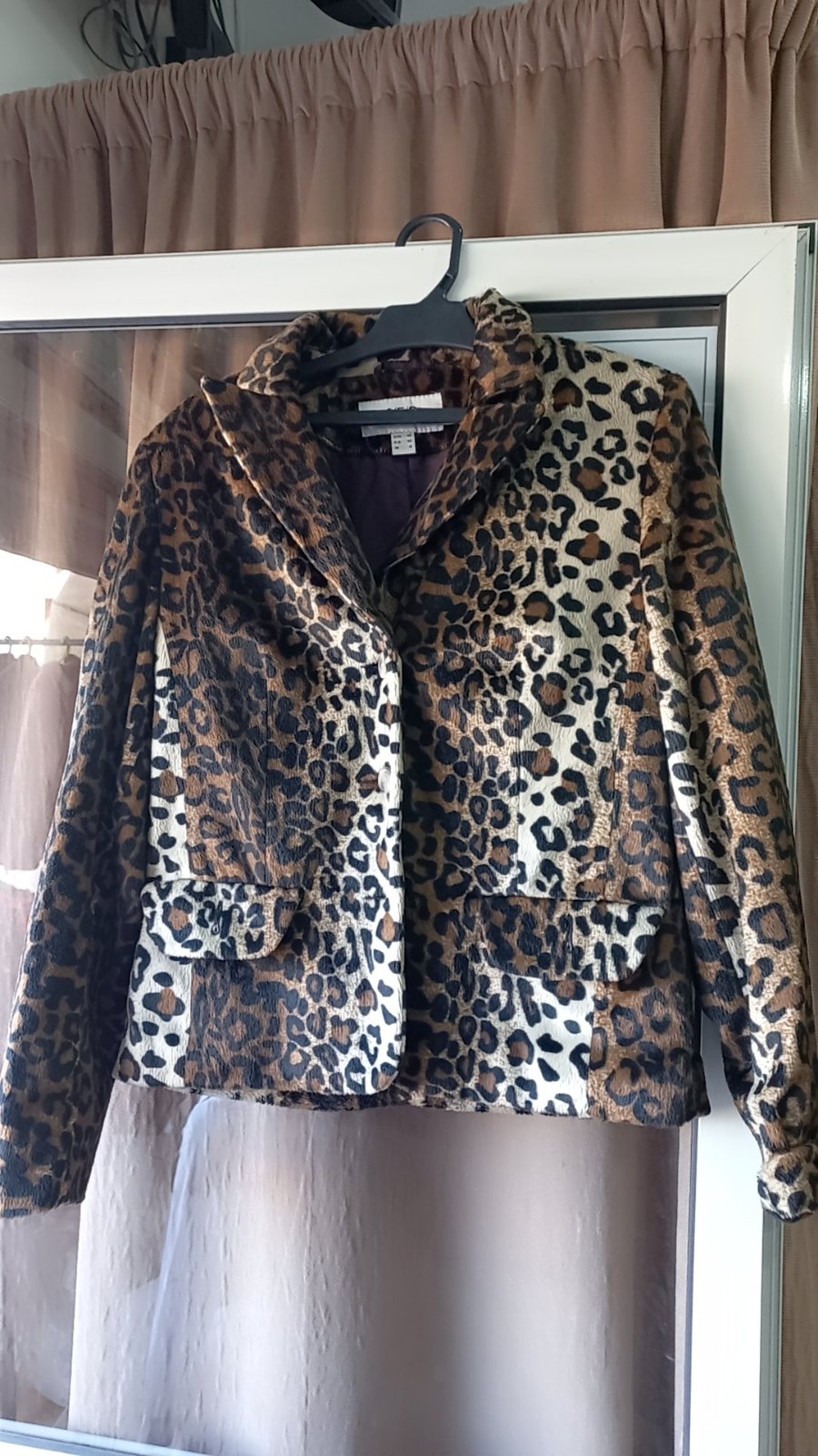 Une veste texturée à motif léopard en velour tres lisse 
