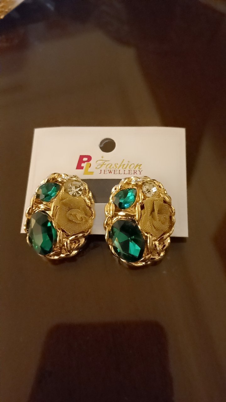 Boucles d'oreilles sont des bijoux fantaisie de marque PL Fashion Jewellery