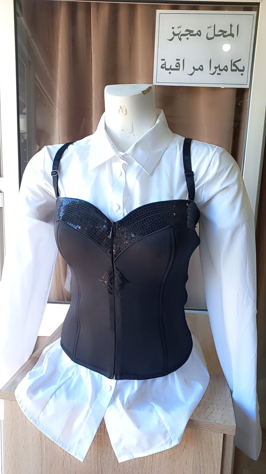  un corset noir avec des paillettes taille M  élastiqué yalbess hata L