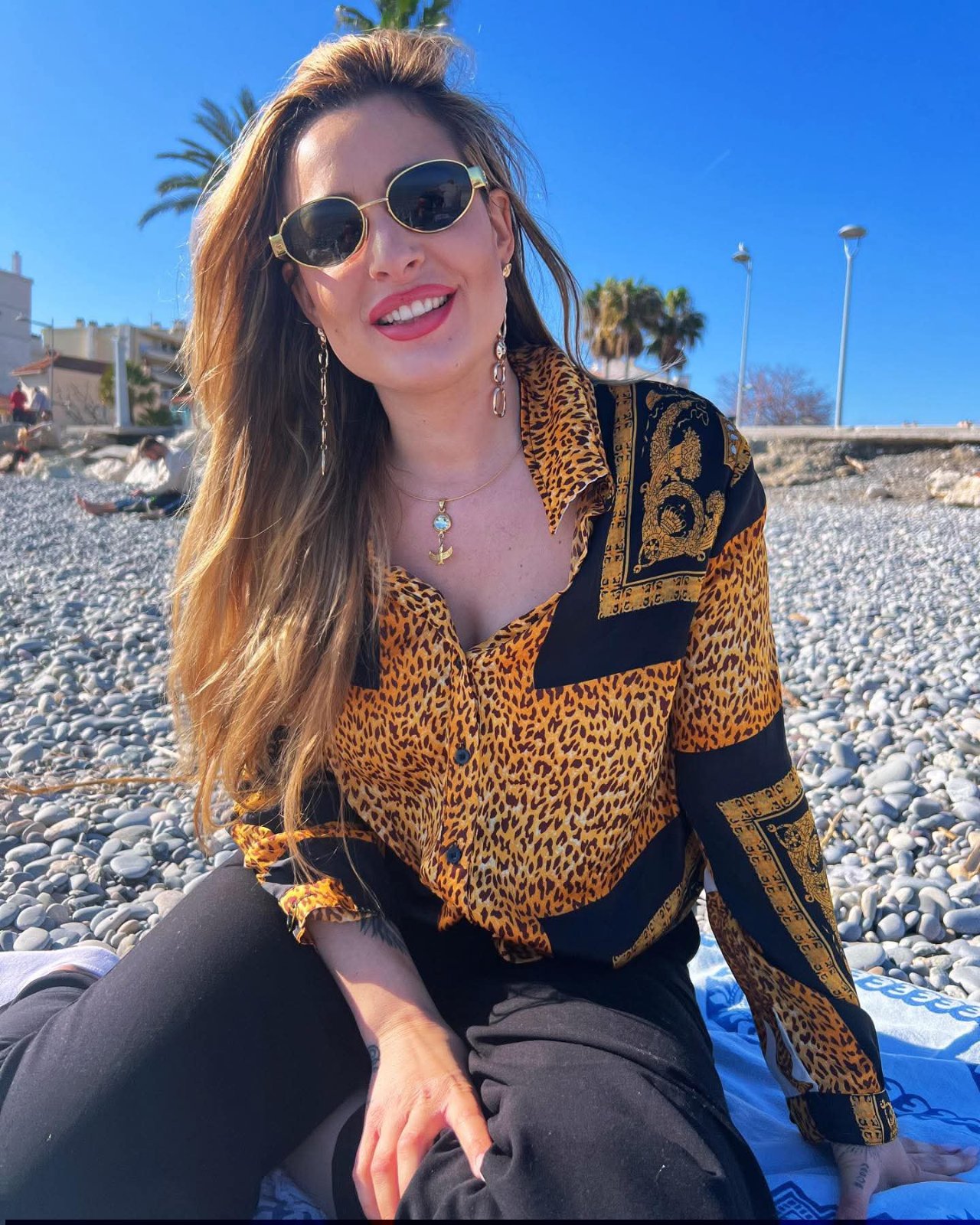Chemise est le modèle PrettyLittleThing leopard print satin oversized shirt. 