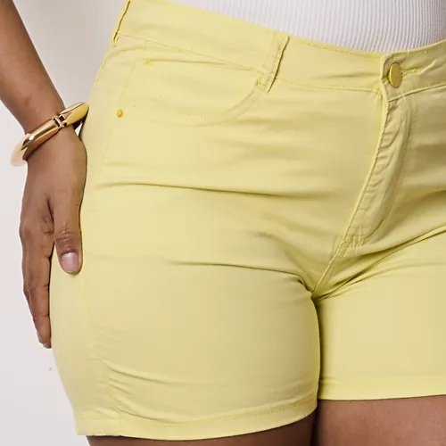 Short jaune In Extenso est un vêtement décontracté en seconde main