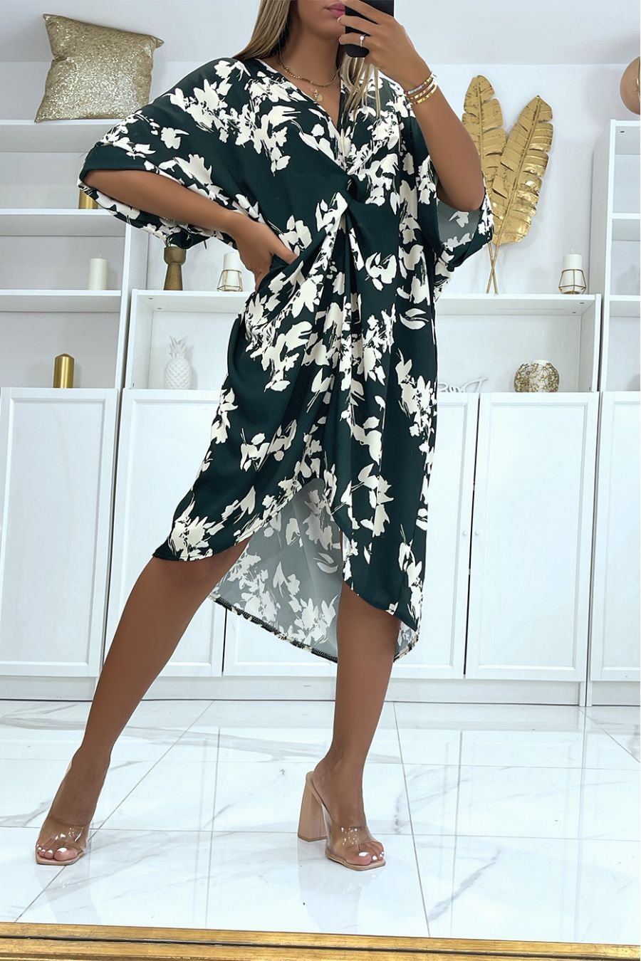Robe vert sapin présente un motif floral blanc et une coupe fluide oversize.