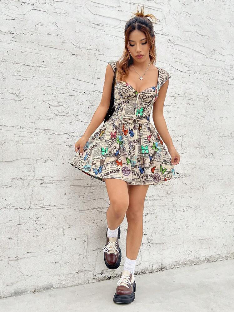 Robe Shein présente un motif unique de journaux et de papillons ainsi qu'un décolleté en cœur avec un lien à nouer.