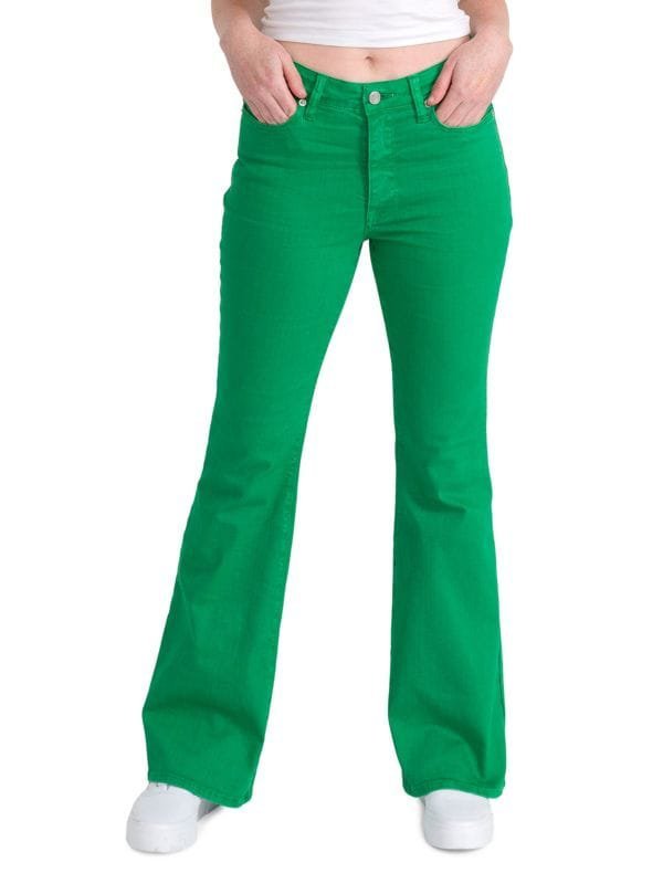 Jeans flare vert éclatant avec une coupe évasée, des poches avant et des passants de ceinture