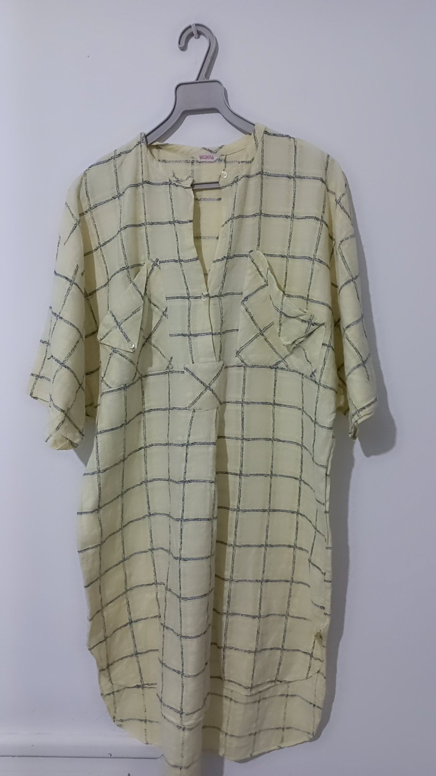 Robe chemise jaune de la marque Alvina présente un motif à carreaux bleu 
