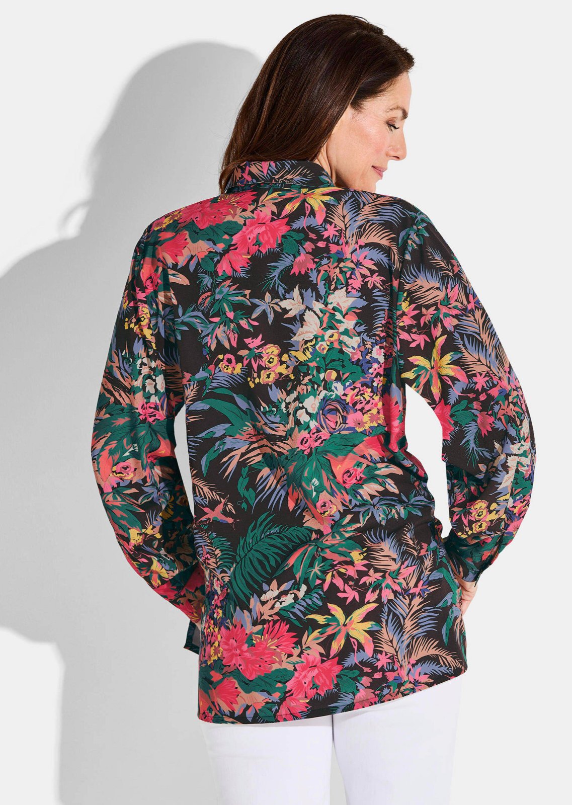 Chemise de la marque Emily van den Bergh présente un imprimé floral et feuillage coloré sur fond noir