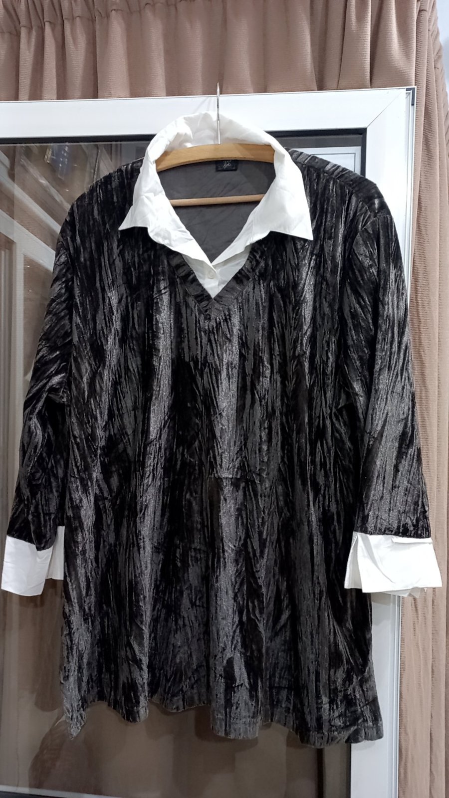 Pull chemise en velour de couleur marron avec un effet de texture et un col ainsi que des poignets blancs contrastants.