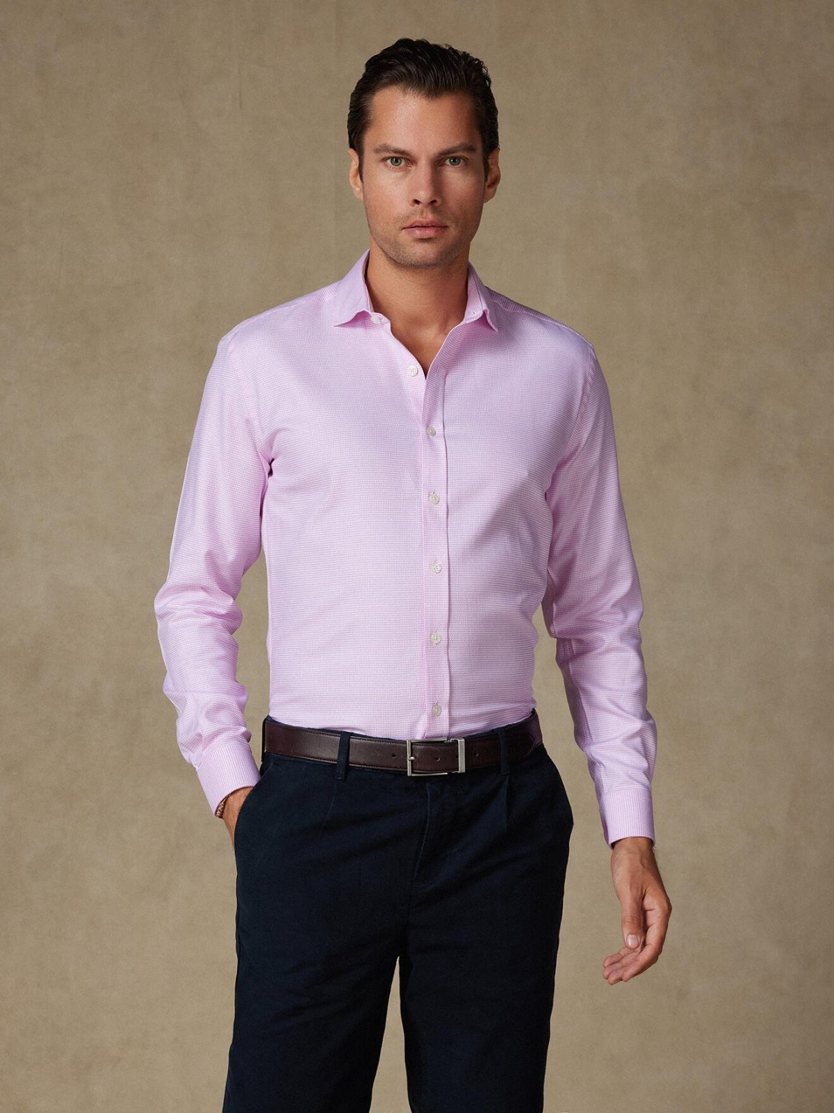 Une chemise habillée pour homme de marque Olymp, présentée dans une teinte rose avec un motif micro-carreau style bofy fit tlabess M fort 