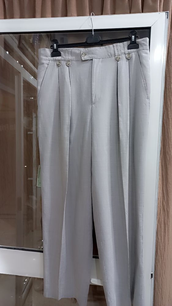 Pantalon large gris avec des boutons 