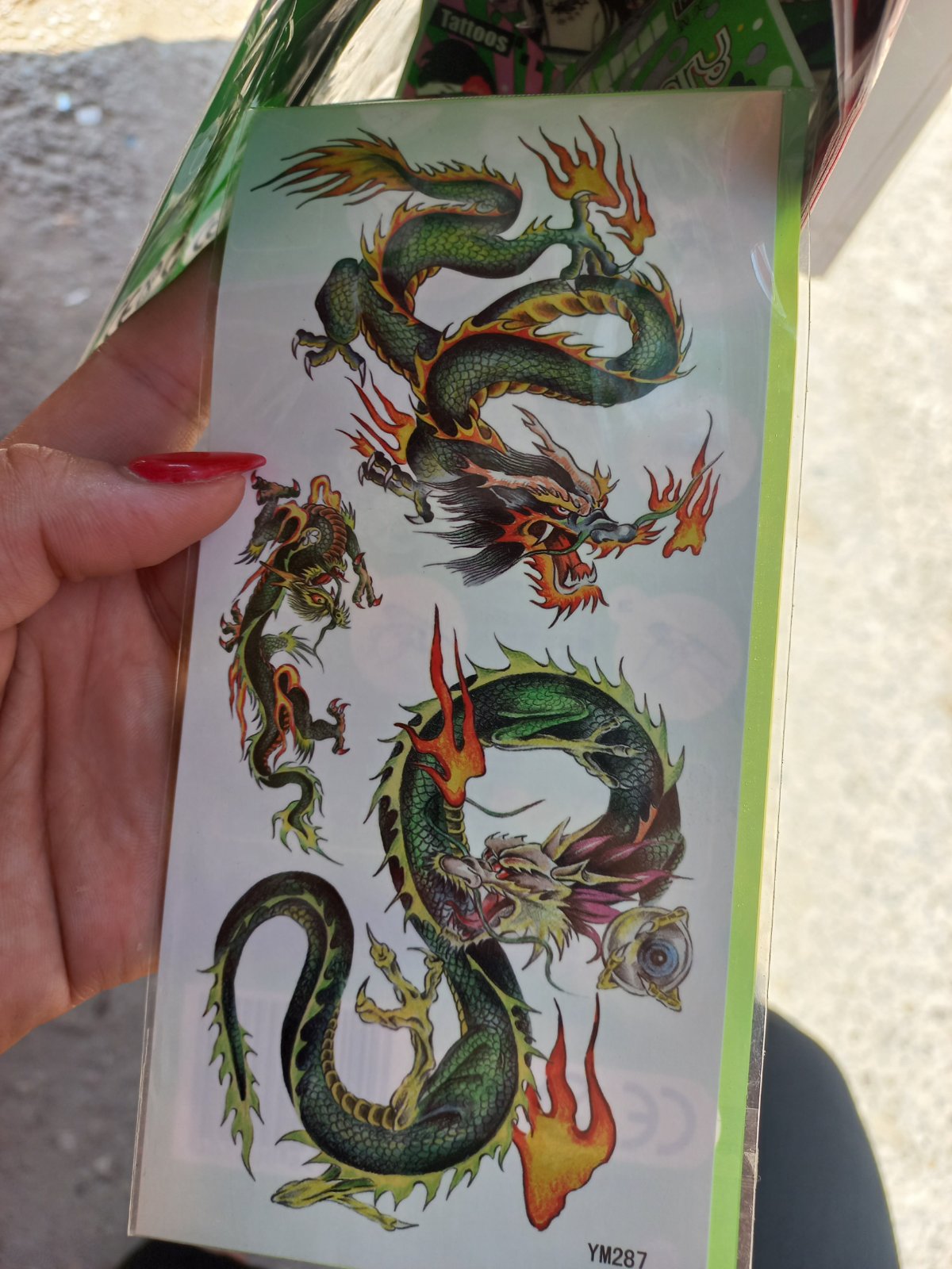 Tatouage temporaire présente des motifs de dragons chinois et japonais avec des détails en flammes.