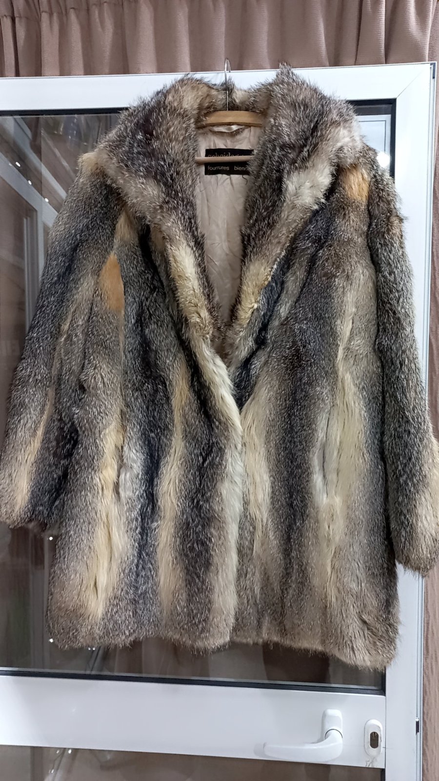  un manteau en fourrure de renard  vintage gris naturel mi-long 