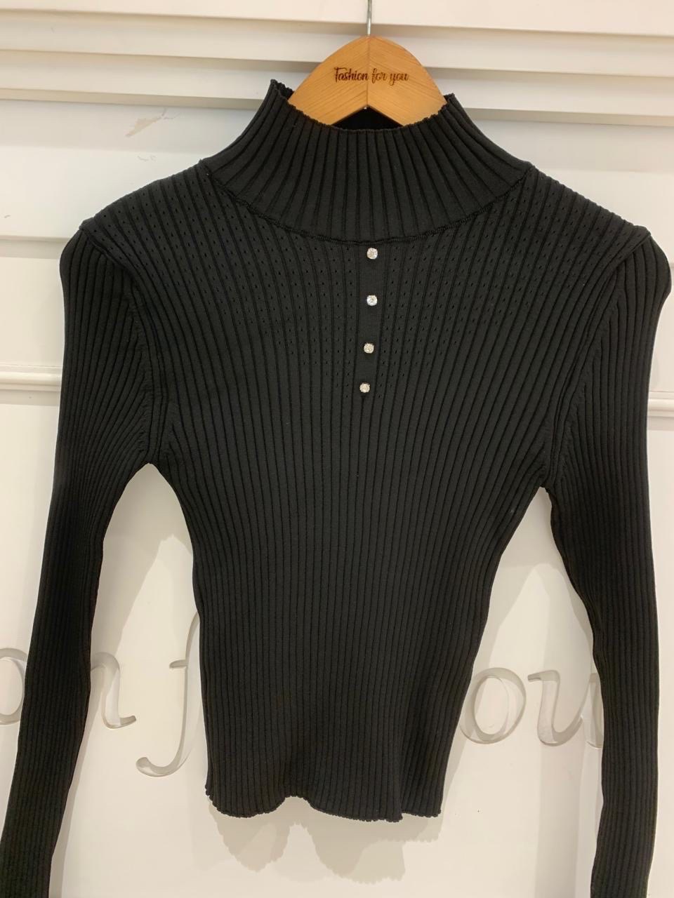 Pull blanc ou noir en maille 