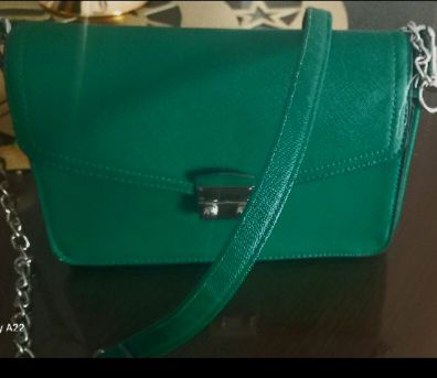 Jolie sac à  bandouliere  vert stradivarius 