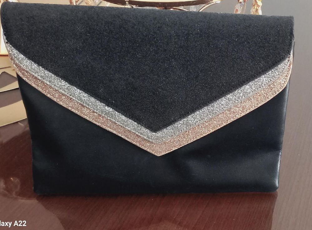 Sublime  pochette  noir design  bronzeet argent