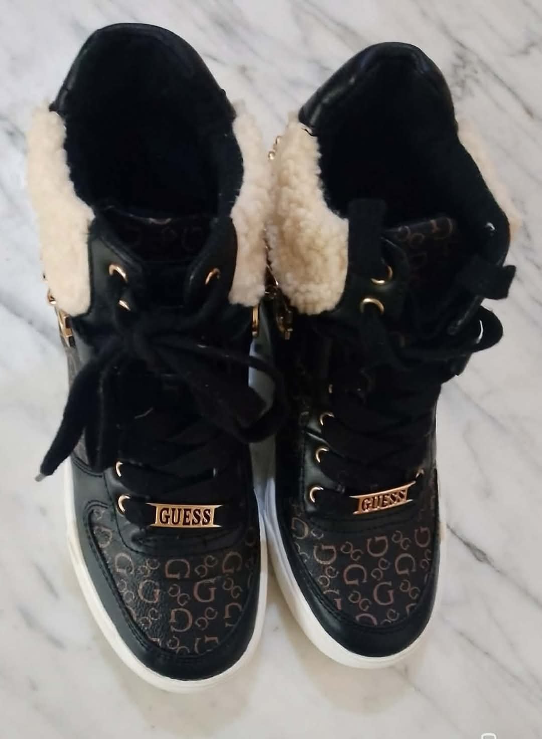 Des sneakers de la marque Guess en exc état 