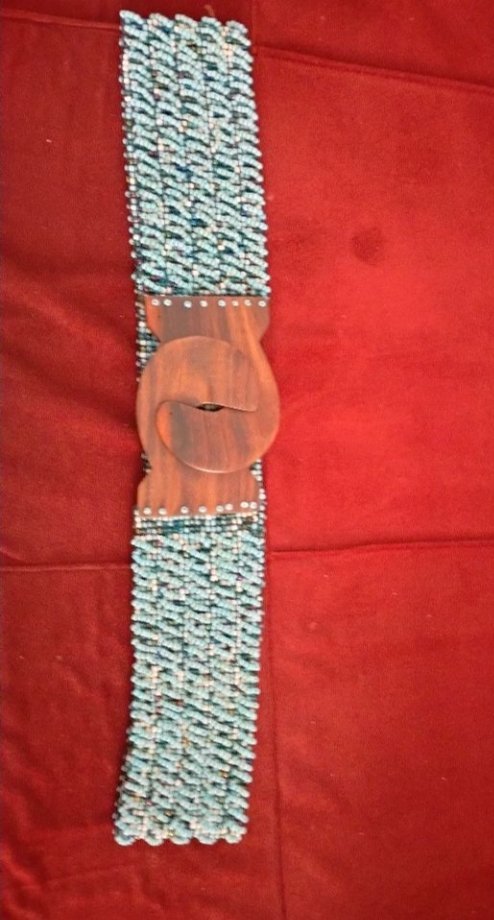 Ceinture en perle de rocaille et fermoir boucle enbois