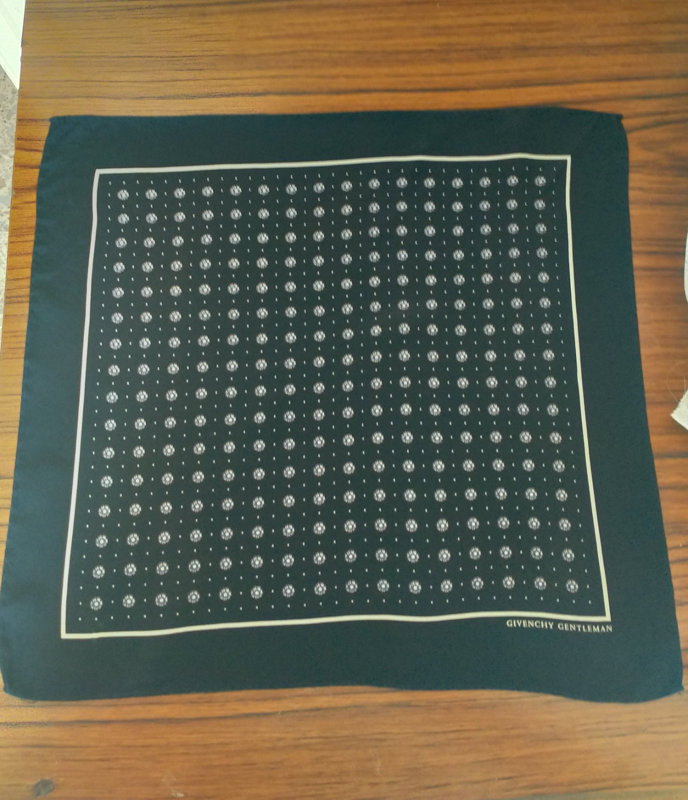 Foulard de luxe pour homme Givenchy 