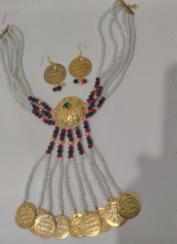 Tlila et boucles d'oreilles 