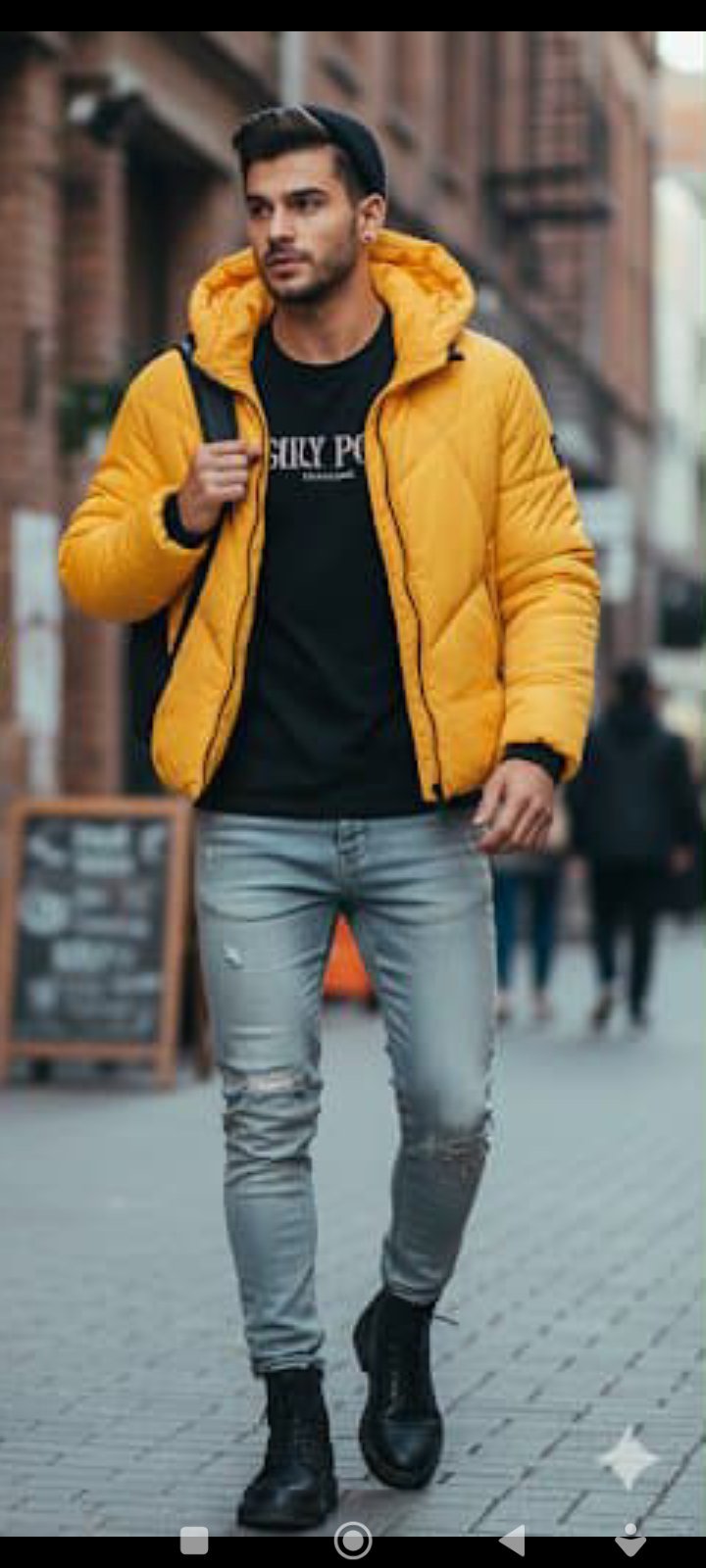 Blouson jaune matelassé avec capuche, fermeture zip, deux poches zippées, coupe courte et chaude, idéal pour l’hiver. 