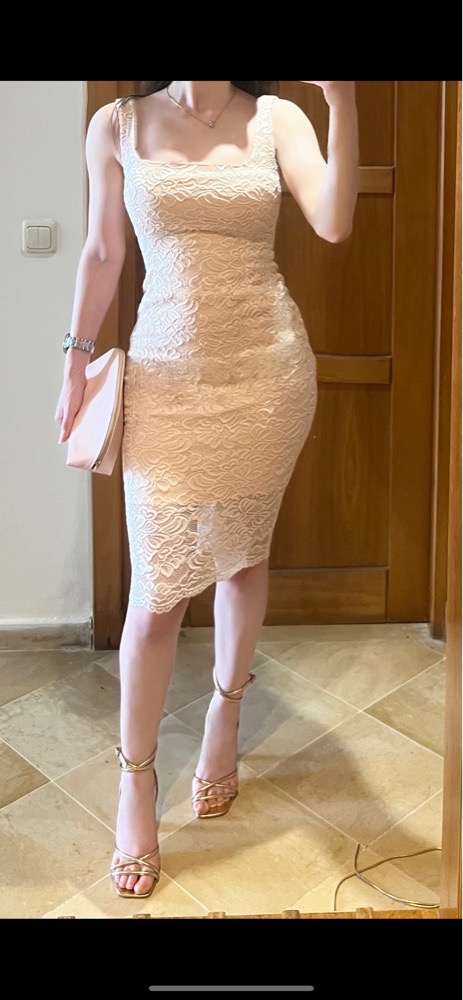 Trés belle robe couleur nude colle carré