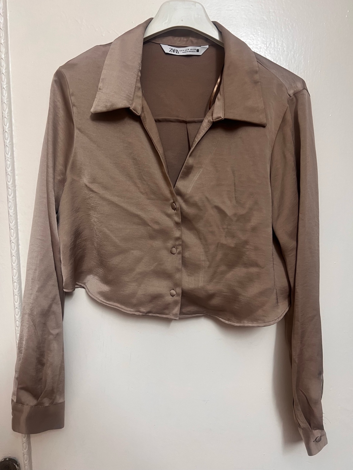 Chemise cropped en nude Zara 