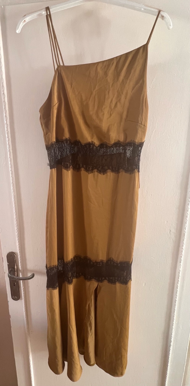 Robe long satiné en vert olive Zara