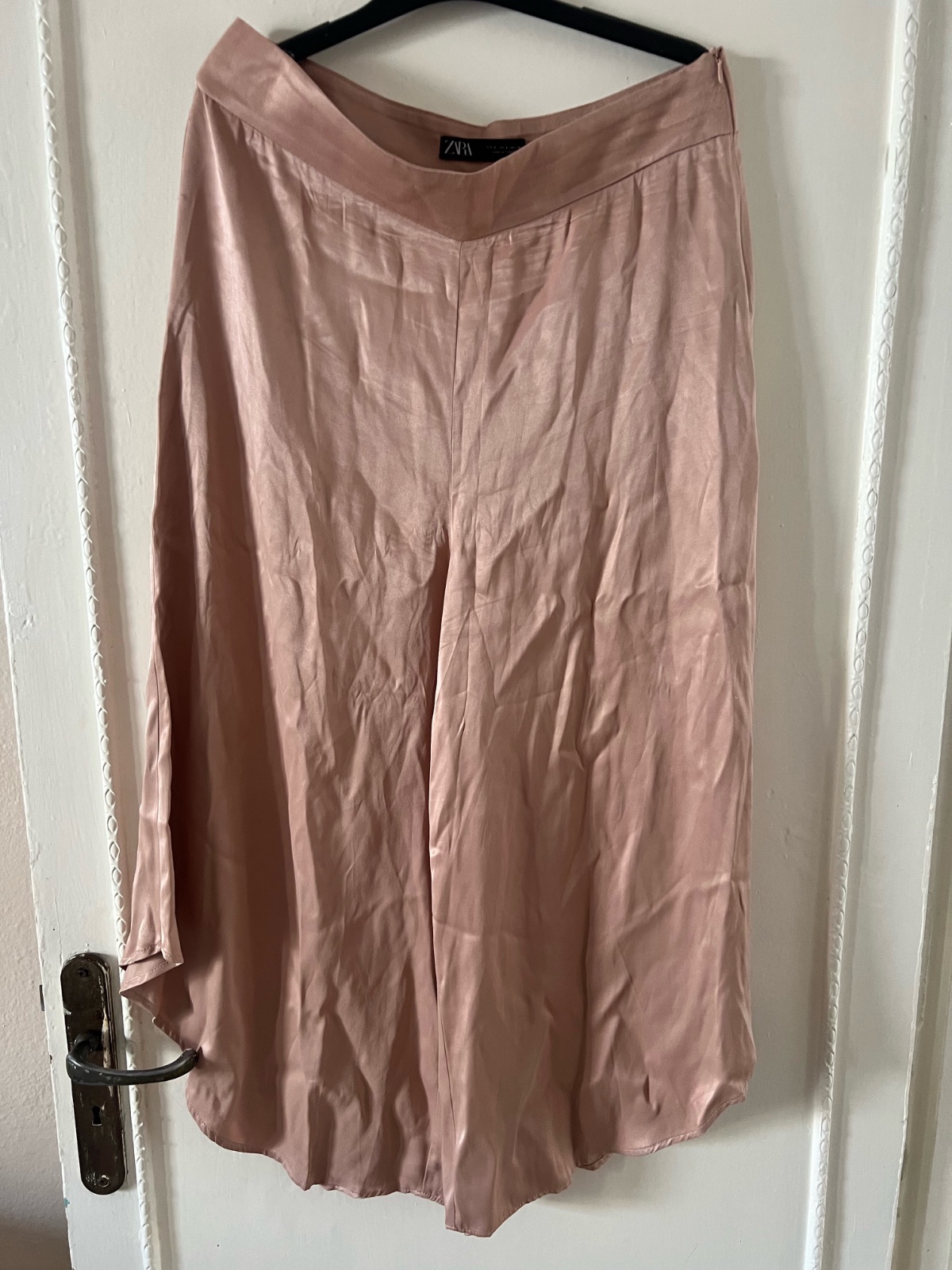 Pantalon en beige satiné zara 