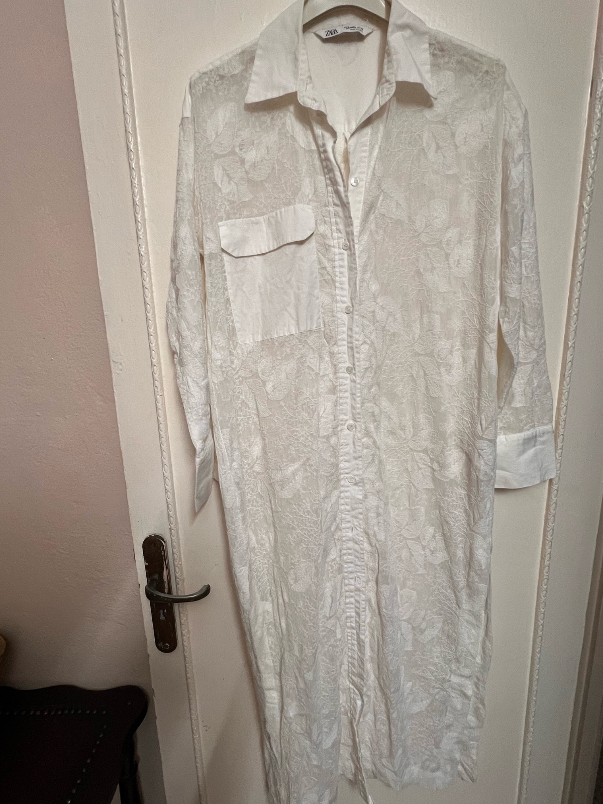 Robe chemise long en blanc ZARA