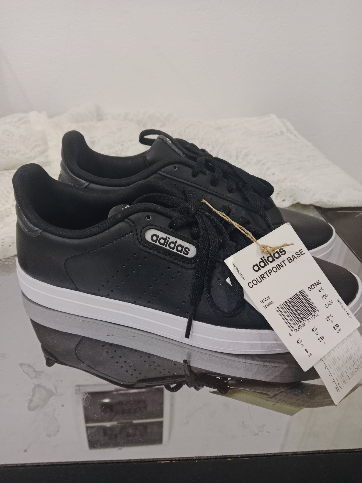 Baskets noirs du marque ADIDAS 
