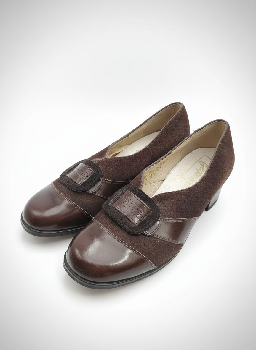 Ces chaussures vintage de la marque Kequem form sont des mocassins en cuir marron avec des détails en daim et une boucle décorative