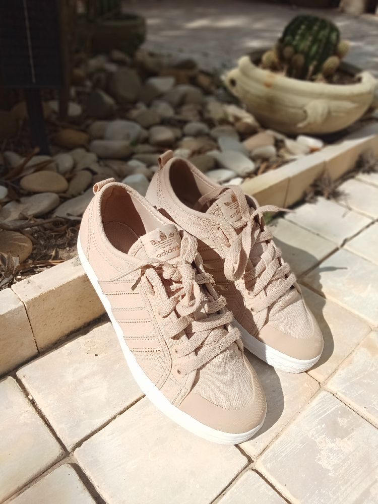 Paire de chaussure rose adidas 