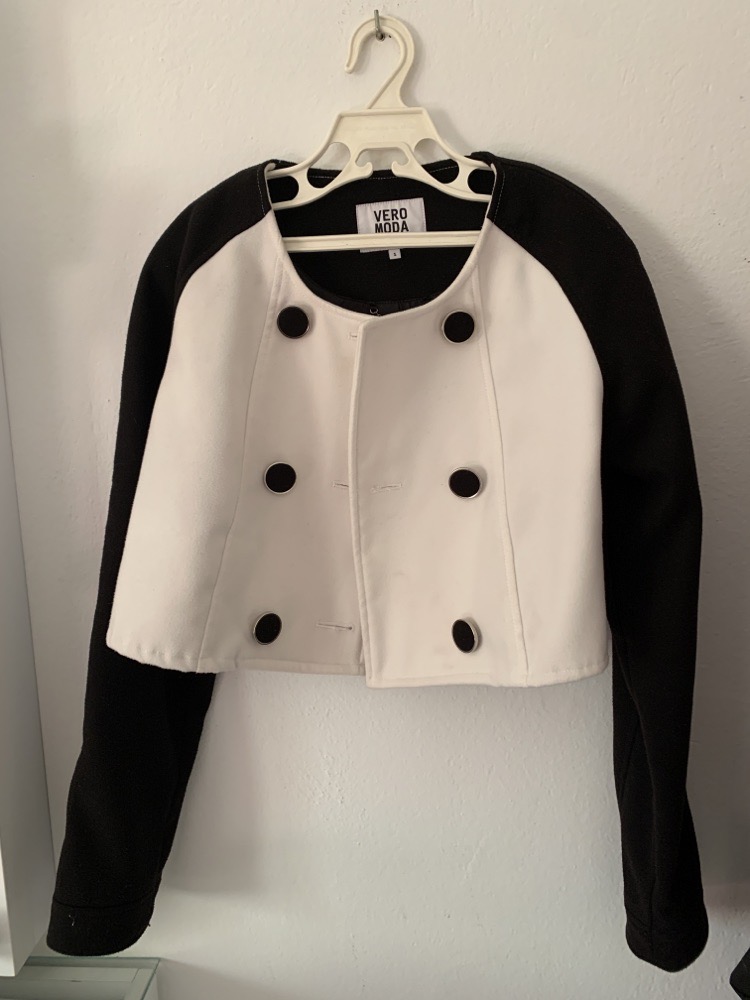 Veste cropped noir et blanc 
