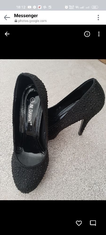 Escarpins noirs à talons hauts avec strass