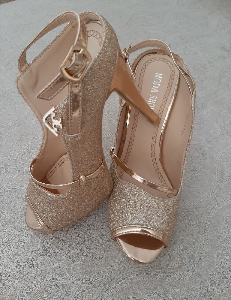 Chaussures de soirée à talons dorés – Pointure 37