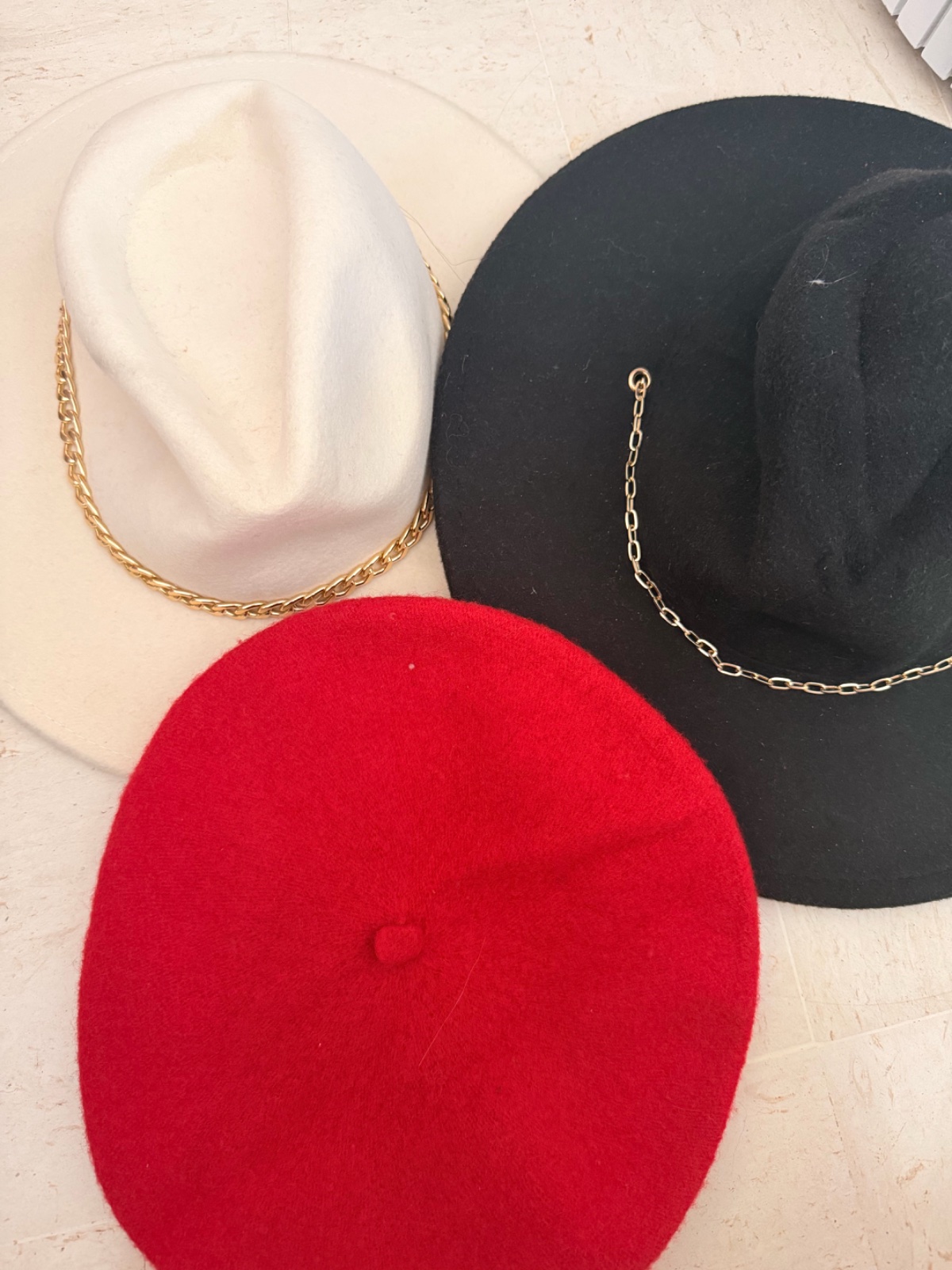 3 Chapeaux