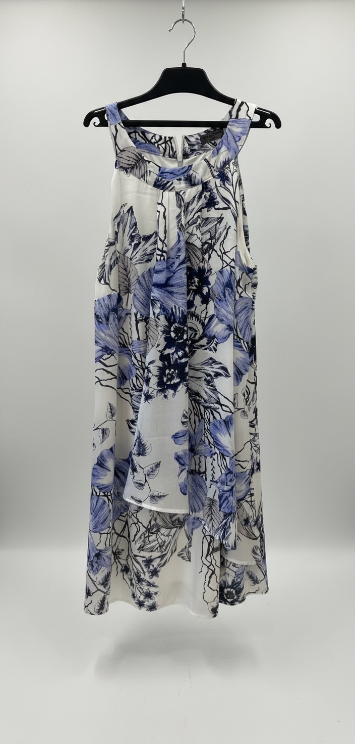Robe blanche avec des fleurs bleues