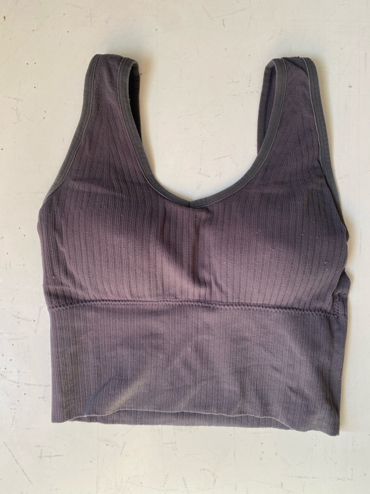 Top de sport en gris